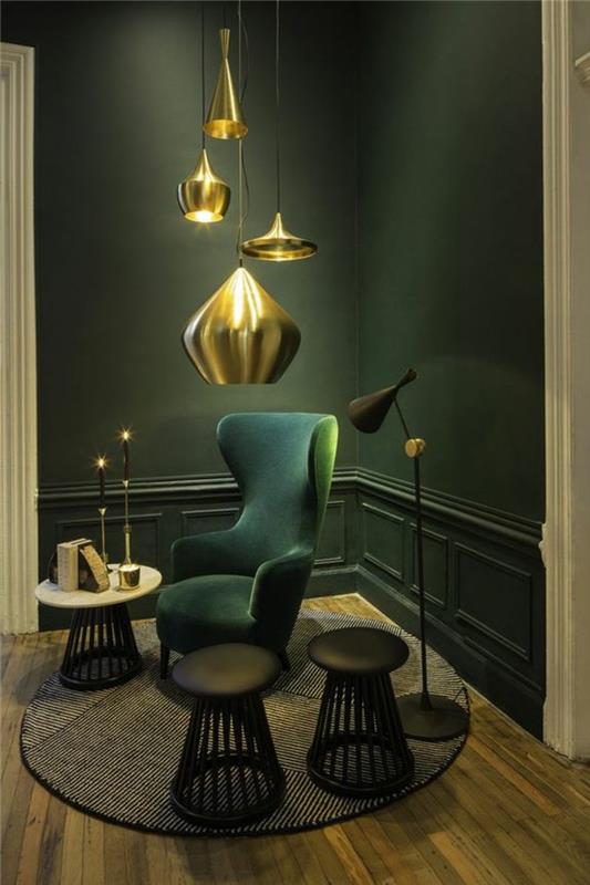 lampa v zlatom okrúhlom koberci-stolička-v-tmavo-modrom-parkete-podlaha-zelená-stena-vnútorné osvetlenie