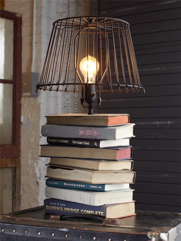 interiör i industriell stil, hemlagad sänglampa med böcker och glödlampa