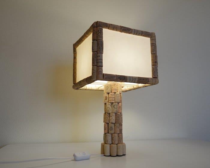 idé att skapa en personlig lampa, DIY -projekt med korkar och elsladd