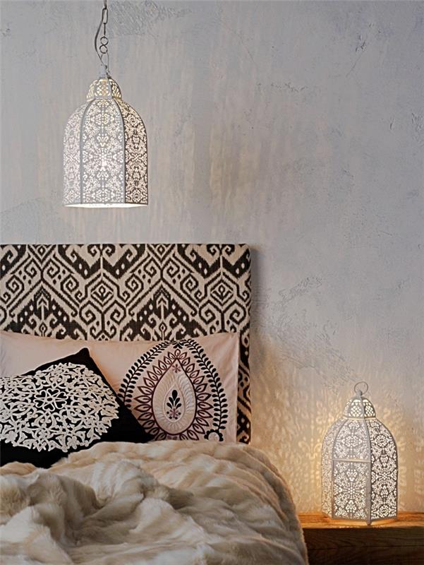 interiérový dizajn v orientálnom štýle v bielej spálni s dreveným nábytkom, myšlienka domáceho čela vyrobená z etnickej tkaniny