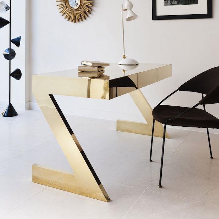 طاولة بتصميم ذهبي ، مثال على أثاث ذهبي فاخر ، مكتب فاخر معاصر في z