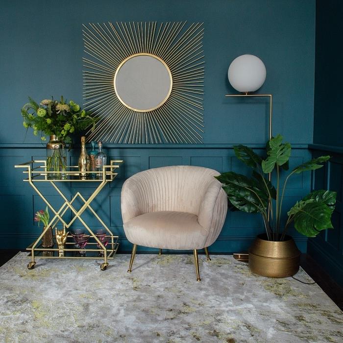 ما الطلاء العصري 2019 ، اللون الأزرق الداكن الداخلي العصري ، نموذج مرآة الشمس الذهبية في غرفة المعيشة الحديثة