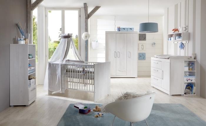 príklad kompletnej detskej izby s bielym stropom a béžovými a taupe tapetovými stenami, nábytok do spálne pre novorodencov