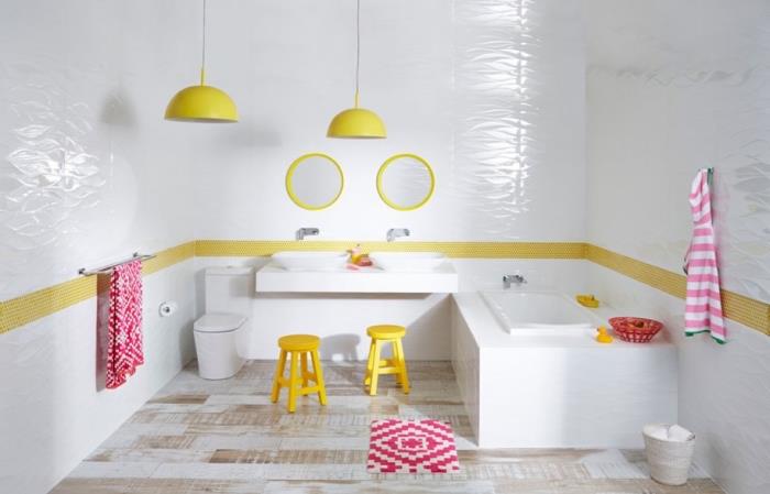 vit badrumslayout med badkar och dubbla handfat för barn, barns badrumsinredning i vitt och gult