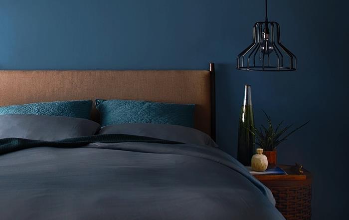 farba na spálňu pre dospelých trend trendu 2019, dekorácia spálne pre mužov s modrými stenami s hnedými akcentmi