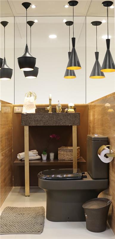 moderný štýl dekorácie toalety s čiernym osvetlením stropnej žiarovky, myšlienkou pokrývajúcej steny na toalete