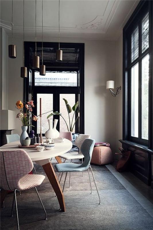 dizajnové svietidlá-do-elegantného-obývačky-farebné-stoličky-v-dizajnovom-lustri-obývačky