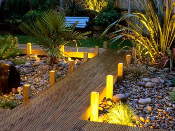 solárne-záhradné-svetlá-originálne-záhradné-chodník