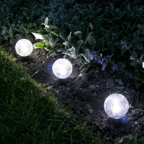 solárne záhradné žiarovky-originálne-osvetlenie-na-zem