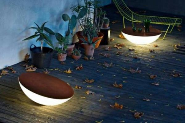 solárne záhradné lampy-záhradná dekorácia-so-solárnym osvetlením