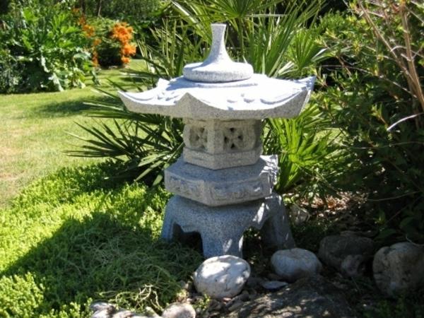 japonská lampa v záhrade