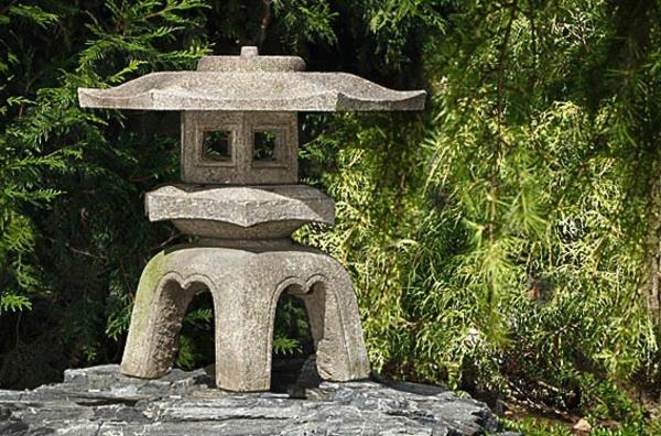 japonská lampa a kamene