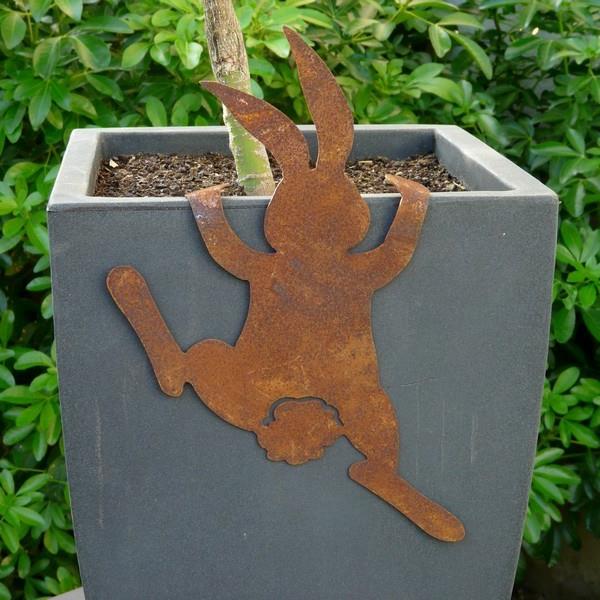 lezenie-králik-hrdza-záhradná-dekorácia