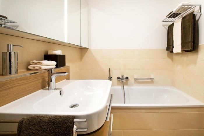 vilka färger för ett litet, ljust badrum, modell av ett litet badkar integrerat i ett badrum med beige kakel