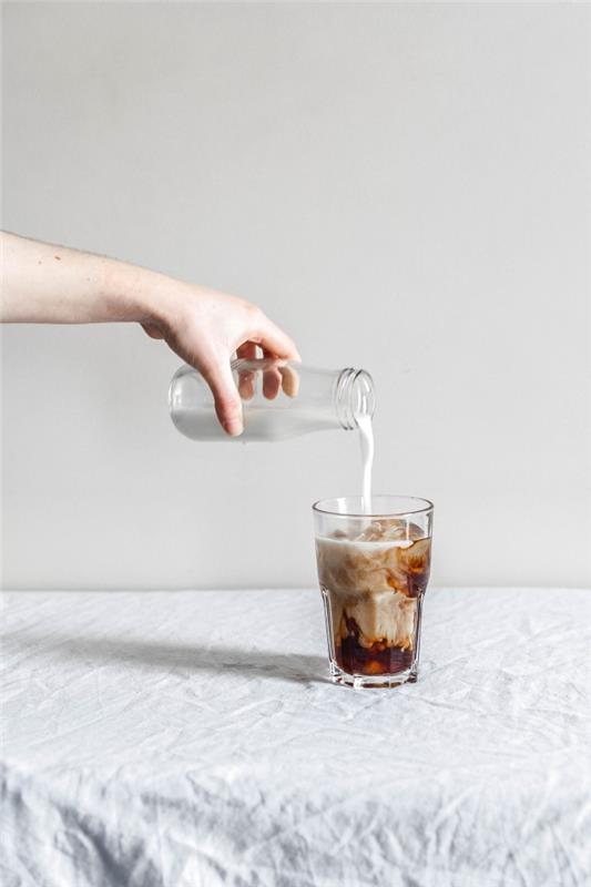 príklad, ako pripraviť ľadovú kávu nespresso, pohár naplnený instantnou kávou a mlieko s kockami ľadu
