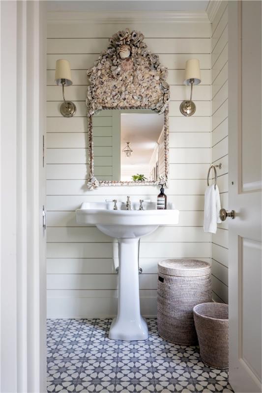 kúpeľňa z cementových dlaždíc s kúzlom minulosti, ktoré ladí s bielym obložením a starodávnym umývadlom v elegantnom vidieckom duchu