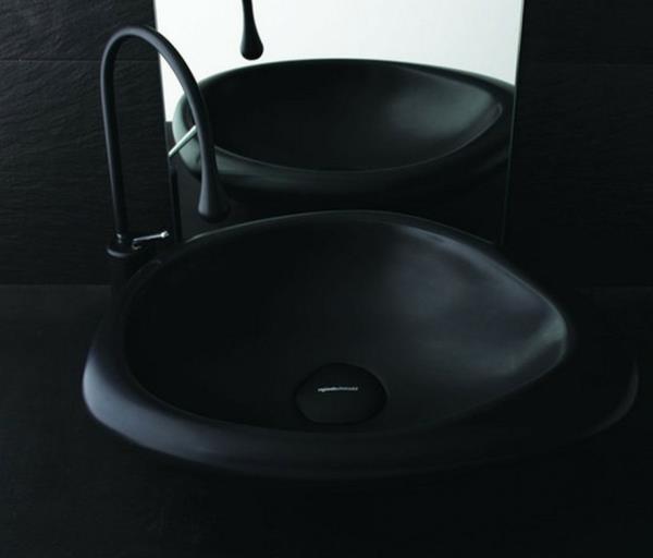 čierna-kúpeľňa-umývadlo-úplne-v-čiernej farbe