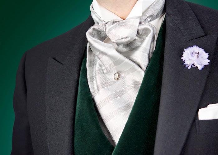 foto av lavallière -slips eller ljusgrå askot på engelskgrön väst och kolgrå kostym