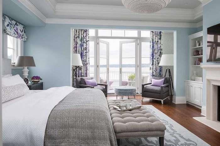 Nápady na tapety do spálne pre spálňu pre dospelých zdobenie harmonickej dekorácie miestnosti svetlo modrá stena drevená podlaha a purpurové závesy