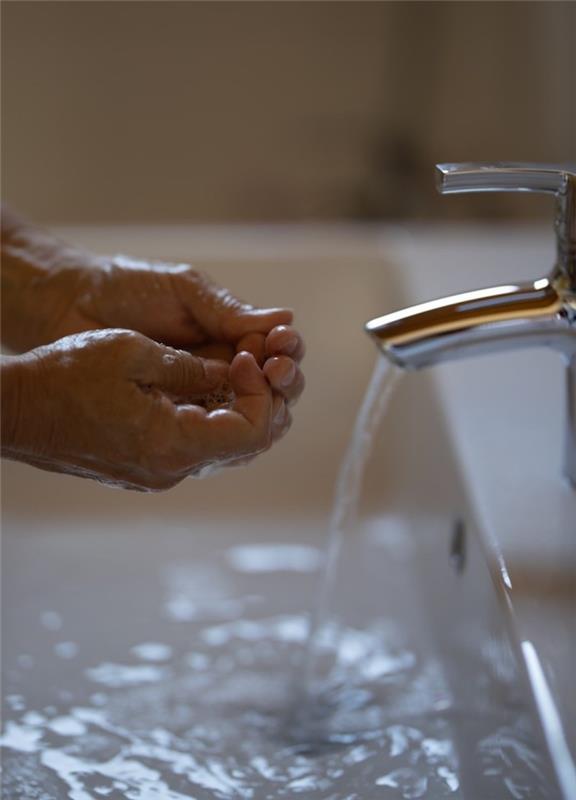 umývanie rúk v keramickom umývadle prevencia