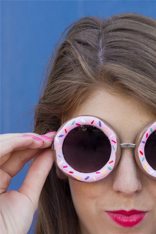 Idee lavoro creativo per la decorazione di occhiali da sole, disegno di una ciambella colorata