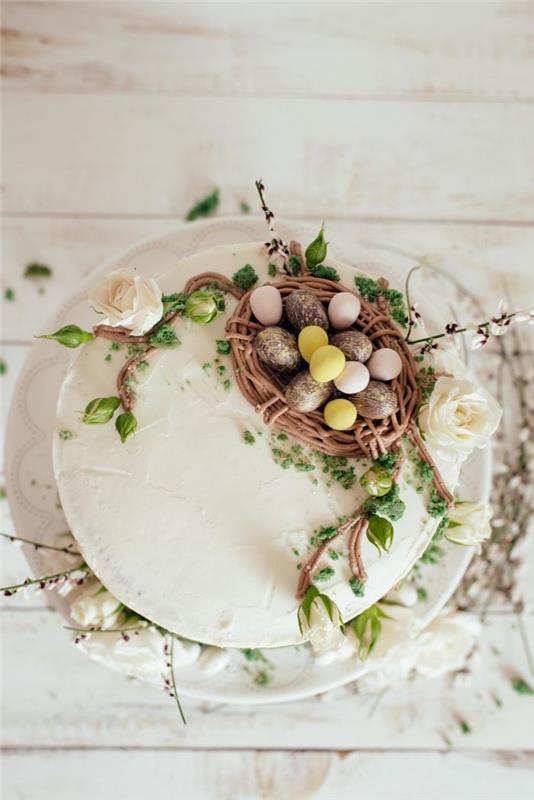 idé för en original påsktårta att göra själv, lager tårta med vit glasyr och choklad svamp tårta med påsk dekoration