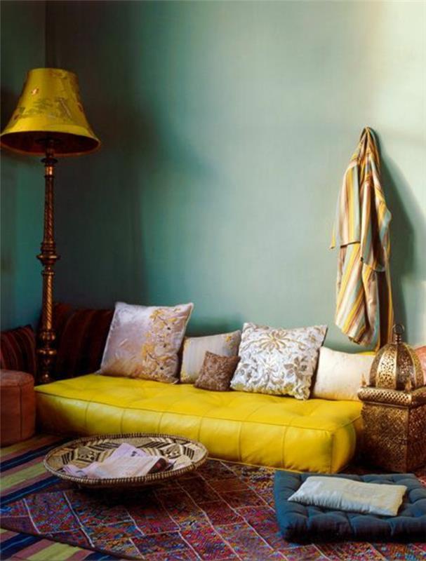 منطقة-المعيشة-المغربية-الطيبة-الملونة-السجاد-والأثاث-الملون-في-غرفة-المعيشة-الحديثة