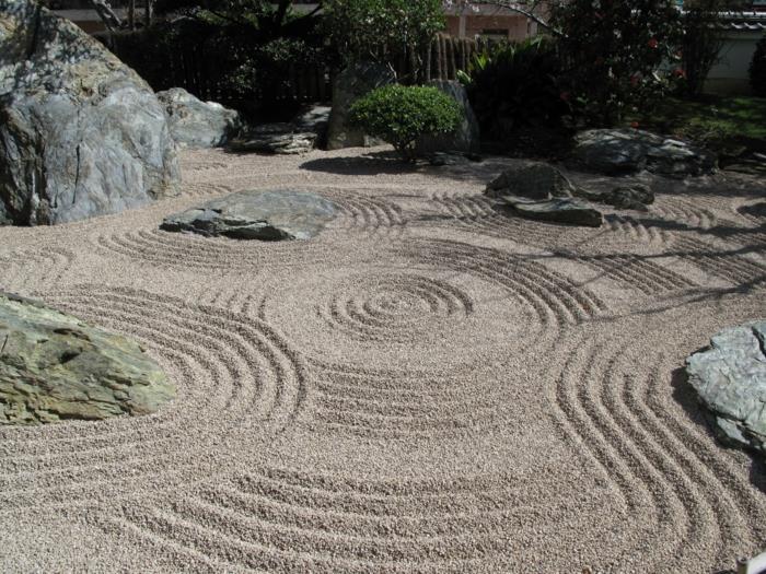 den-japanska-zen-trädgården-miniatyr-sten-cirklar