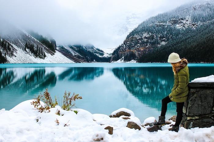 idé vad du ska besöka i Kanada, vinterlandskap, louise omgiven av höga snötäckta berg