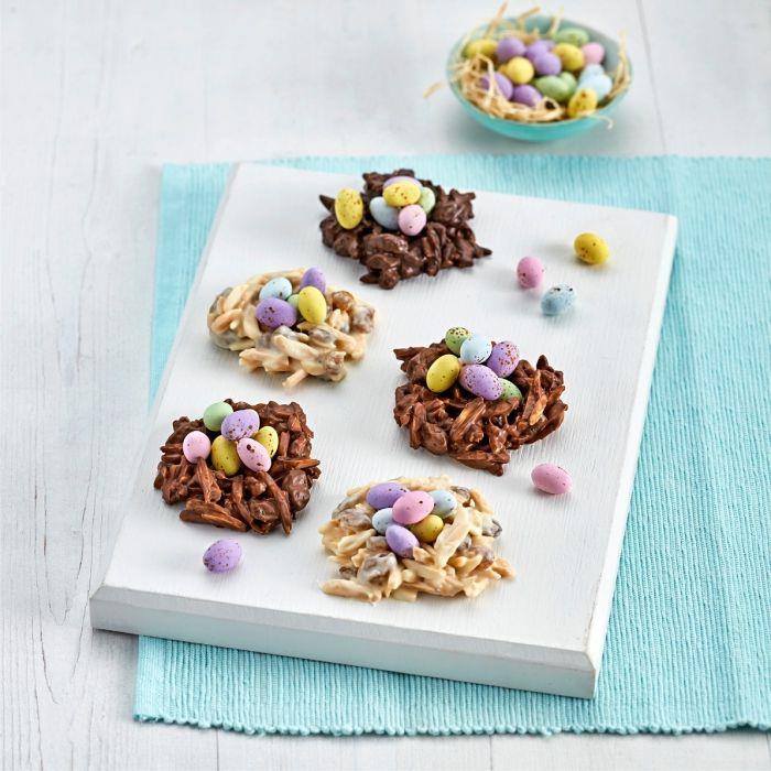 mini påskkaka 2020 att göra med stekta nudlar och smält vit eller mörk choklad, enkel dessertidé i form av ett bo