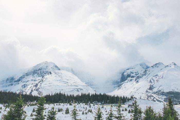 vinterlandskap i Banff National Park, snötäckta berg, höjdfoto, bergstopp