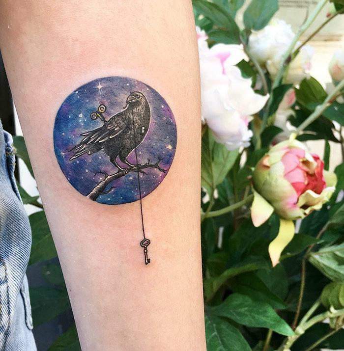 Fantastické tetovanie pre ženy tetovanie pre ženy kruhové tetovanie vtáka a kľúča
