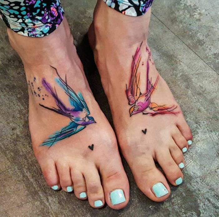 Farebné vtáčie tetovanie nápad tenké tetovanie pre ženu model tetovanie chladná žena