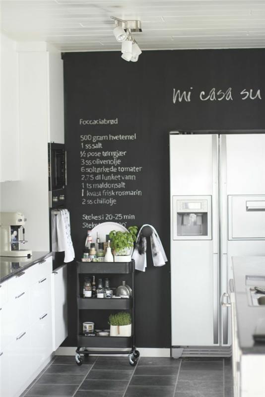 tabuľa-kuchyňa-čierna-bridlica-stena-dekorácia-interiér-kuchyňa-chladnička