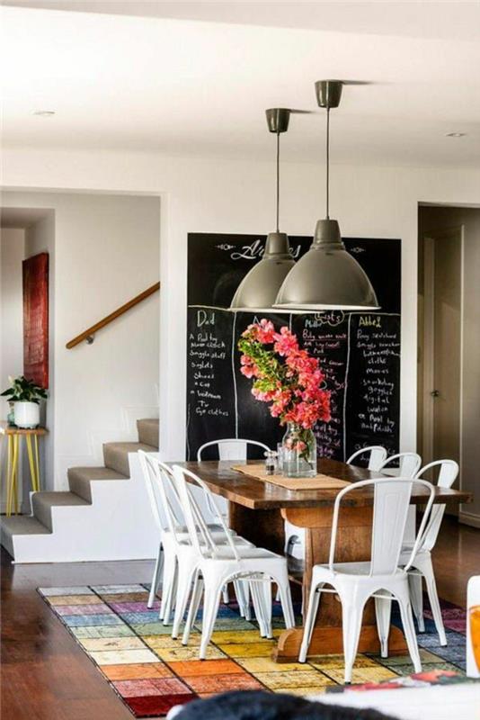 tabuľa-kuchyňa-čierna-bridlica-interiér-stena-dekorácia-farebný-koberec