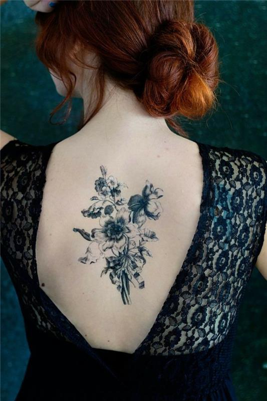 Myšlienka kvetinového tetovania na zadnej strane