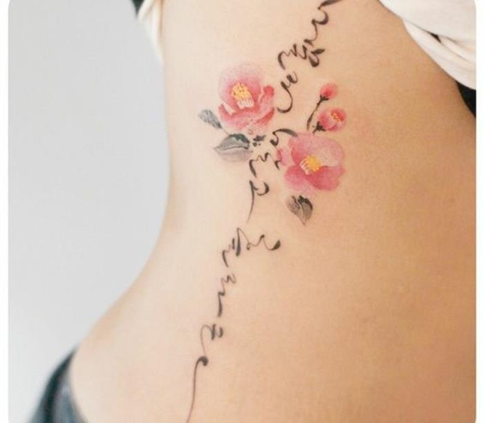 Roztomilé tetovanie ibišteka alebo tetovanie pivonky