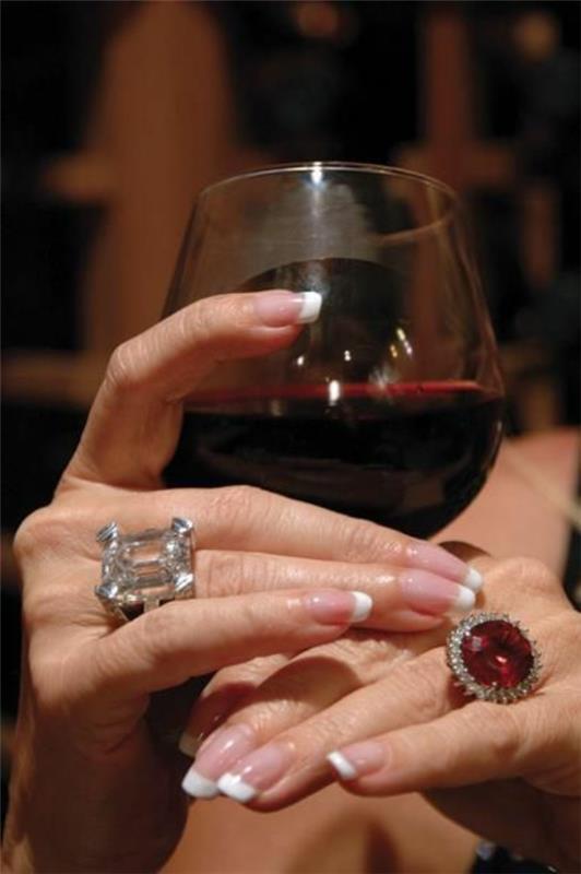 النبيذ الاحمر في الايادي اكسسوار مع خاتم احمر
