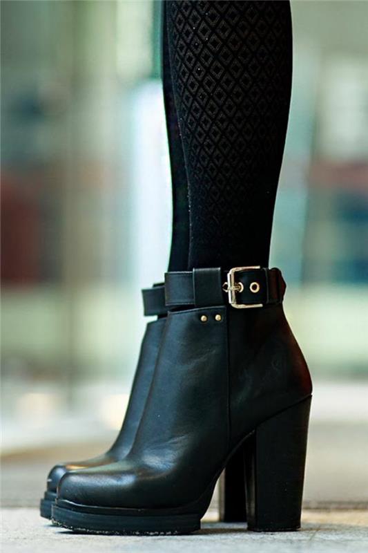 الحذاء الأسود في كل ما لها جمال أي امرأة التمهيد لاختيار اللون الأسود