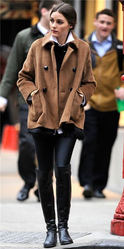 حذاء بوت أسود عصري لشتاء 2016 امرأة تمشي في الشارع مع جزمة سوداء