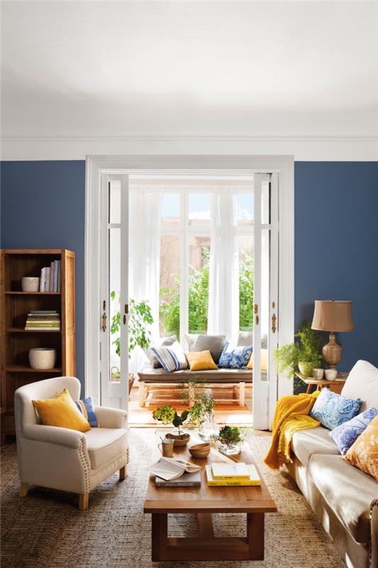 Predstavte si, akú farbu spojiť s tmavomodrou, útulnou výzdobou obývačky s tmavými stenami s bielym stropom a dreveným nábytkom
