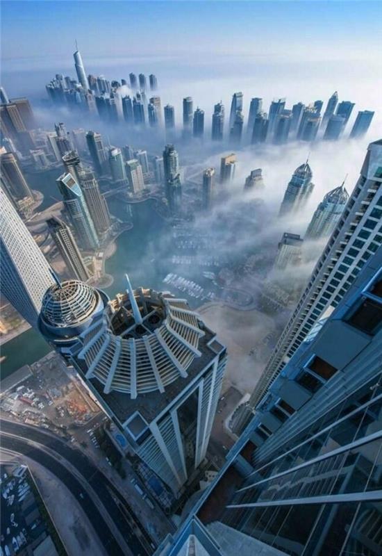 skyskraporna-i-molnen-vacker-utsikt-mot-den-moderna-staden-magnifika-utsikten