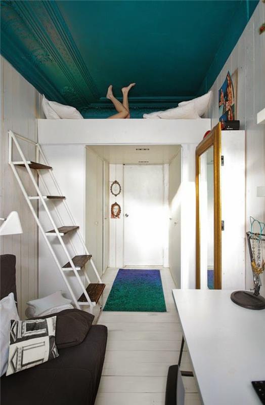 student sovrum inredning, möblerat sovrum 9m2, anka grönt tak i barockstil, vit parkett, vitt skrivbord, svart soffa