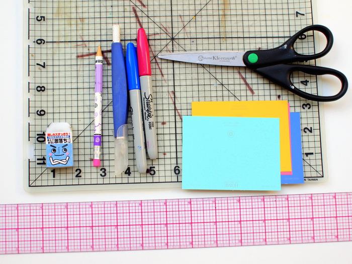 nápad, ako si vyrobiť záložku sami, potrebný materiál, viacfarebné listy, fixky, nožnice, ceruzku, gumu, pravítko, strihaciu podložku, hlavná ručná činnosť