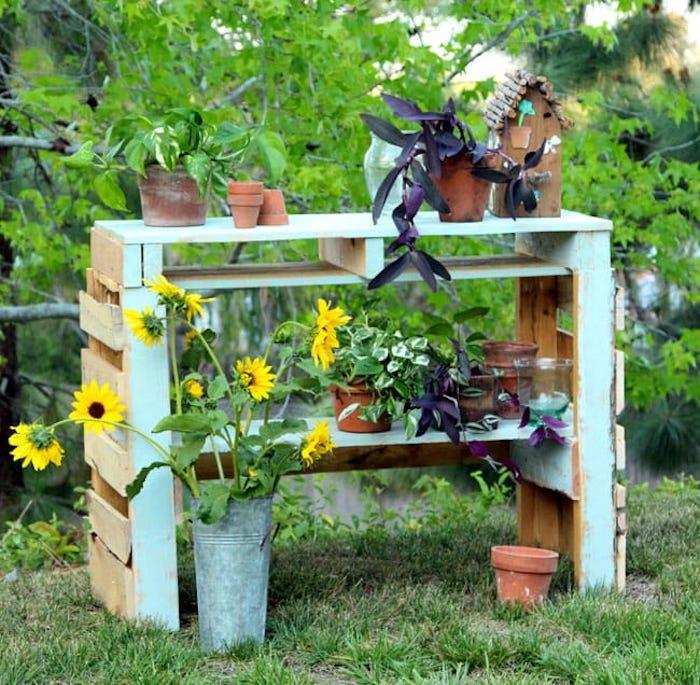 Záhradný stôl pre domácich majstrov, ktorý položí zelené rastliny, nápad na svetlomodrý paletový stôl, farbu na obnovu nábytku, nádhernú dekoráciu domáceho vintage nábytku