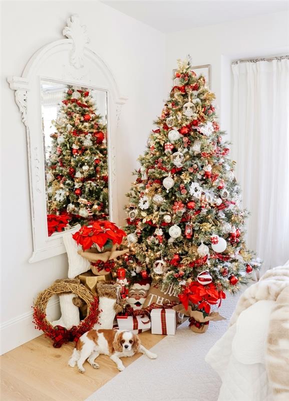 najkrajší vianočný stromček výzdoba interiéru miestnosť vianočný stromček zelené biele gule žlté svetlá