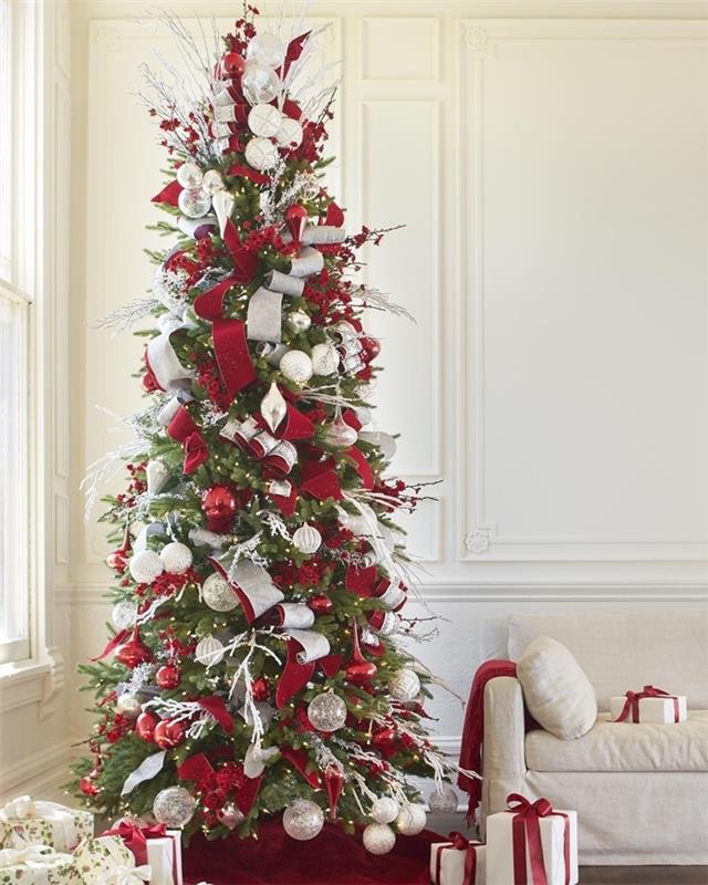 najkrajší vianočný stromček interiérový dizajn obývačka biela sedačka biela vianočné darčeky baliaci papier červený