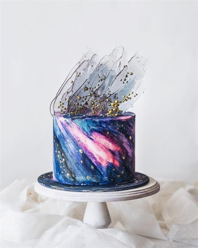 najkrajšie torty na svete, dekorácia torty galaxie v modrej, bielej, ružovej, fialovej a čiernej poleve s abstraktnými ozdobnými taniermi
