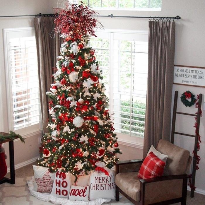 najkrajšie zdobené vianočné stromčeky kreslo hnedé kožené taupe závesy biely koberec dekoračné vankúše