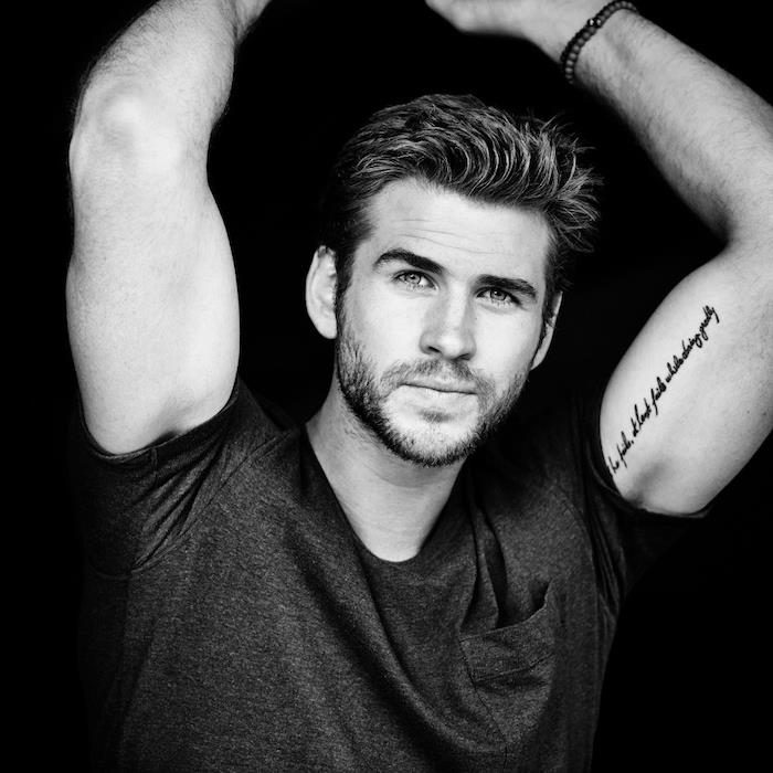 manarm tatuering, vitt och svart foto, kändis, Liam Hemsworth, herr-t-shirt, herrarmband